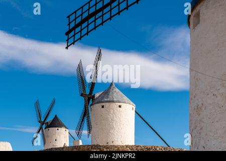 Wunderschöne Windmühle auf einem Hügel in der Nähe der Stadt Consuegra in Castilla-La Mancha - Spanien isoliert. Wolkiger Tag. Riesen Land und die Geschichte von Don Quixote Stockfoto