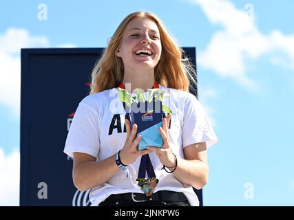 München, Deutschland. 12. August 2022. Europameisterschaften, Europameisterschaft, BMX, Frauen, Finale, Olympic Hill. Die deutsche Kim Lea Müller jubelt über ihre Silbermedaille. Quelle: Angelika Warmuth/dpa/Alamy Live News Stockfoto