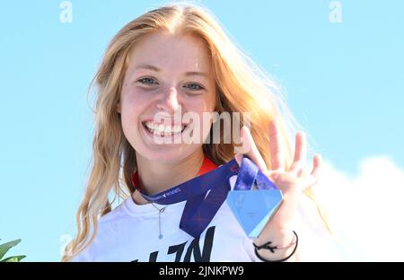 München, Deutschland. 12. August 2022. Europameisterschaften, Europameisterschaft, BMX, Frauen, Finale, Olympic Hill. Die deutsche Kim Lea Müller jubelt über ihre Silbermedaille. Quelle: Angelika Warmuth/dpa/Alamy Live News Stockfoto