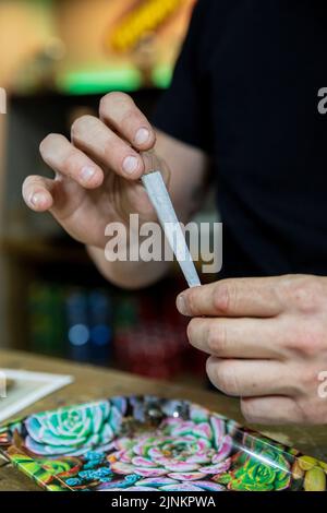 Drehen, Gelenk, Cannabis, Cannabis rauchen, Rotation, Drehungen, Drehungen, Drehungen, Drehungen, Gelenke, Marihuana, Rauch Marihuana Stockfoto