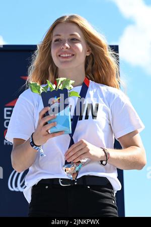 München, Deutschland. 12. August 2022. Europameisterschaften, Europameisterschaft, BMX, Frauen, Finale, Olympic Hill. Die deutsche Kim Lea Müller jubelt über ihre Silbermedaille. Quelle: Angelika Warmuth/dpa/Alamy Live News Stockfoto