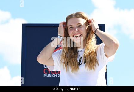 München, Deutschland. 12. August 2022. Europameisterschaften, Europameisterschaft, BMX, Frauen, Finale, Olympic Hill. Die deutsche Kim Lea Müller jubelt über ihre Silbermedaille. Quelle: Angelika Warmuth/dpa/Alamy Live News Stockfoto