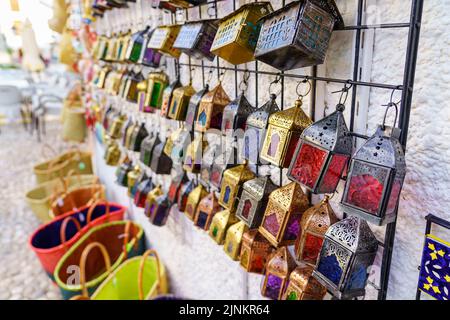 Arabische Metalllaternen an der weißen Wand im Außengeschäft. Stockfoto
