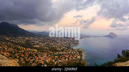 Panoramablick auf die Stadt Calpe Alicante mit ihren Ferienhäusern direkt am Strand. Stockfoto