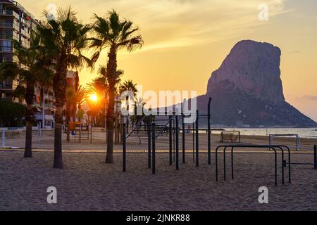 Sonnenaufgang zwischen Gebäuden in Strandurlaubsanlage. Calpe Alicante. Stockfoto
