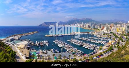 Marina neben dem Ferienort mit einer Vielzahl von Yachten und Segelbooten. Calpe Alicante. Stockfoto