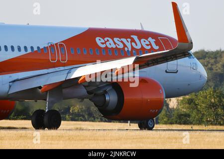 EasyJet Airbus A320-Registrierung G-UZHD-Besteuerung am 11. 2022. August am Flughafen London Luton, Bedfordshire, Großbritannien Stockfoto