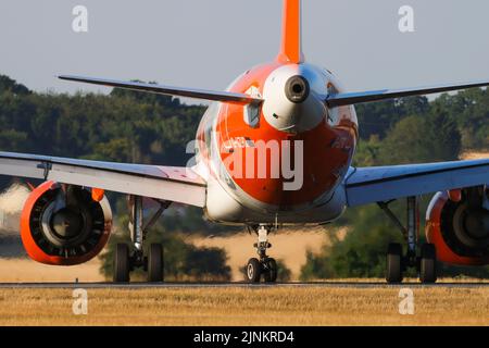 EasyJet Airbus A320-Registrierung G-UZHD-Besteuerung am 11. 2022. August am Flughafen London Luton, Bedfordshire, Großbritannien Stockfoto