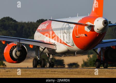 EasyJet Airbus A320-Registrierung G-UZHD-Besteuerung am 11. 2022. August am Flughafen London Luton, Bedfordshire, Großbritannien Stockfoto