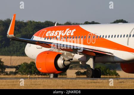 EasyJet Airbus A320-Registrierung G-UZHD-Besteuerung am 11. 2022. August am Flughafen London Luton, Bedfordshire, Großbritannien Stockfoto