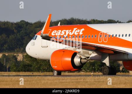 EasyJet Airbus A320-Registrierung G-UZHD-Besteuerung am 11. 2022. August am Flughafen London Luton, Bedfordshire, Großbritannien Stockfoto