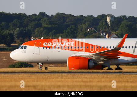 EasyJet Airbus A320-Registrierung G-UZHD-Besteuerung am 11. 2022. August am Flughafen London Luton, Bedfordshire, Großbritannien Stockfoto