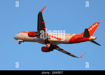 EasyJet Airbus A320-Zulassung OE-ICD nimmt am 11. 2022. August am Flughafen London Luton, Bedfordshire, Großbritannien, ab Stockfoto