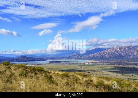 Erstaunlicher Himmel mit seltsamen Wolken über den Bergen. Guadarrama Madrid. Stockfoto