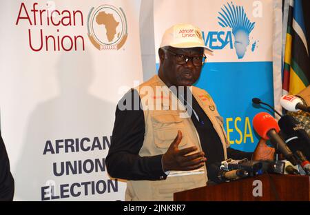 Nairobi, Kenia. 11. August 2022. Ernest Bai Koroma, Leiter der AU-COMESA-Wahlbeobachtermission und ehemaliger Präsident von Sierra Leone, spricht während einer Pressekonferenz am 11. August 2022 in Nairobi, Kenia. Kenias Parlamentswahlen, die am Dienstag zur Wahl des fünften Präsidenten, der Bezirksgouverneure, Senatoren und Mitglieder der Nationalversammlung abgehalten wurden, waren weitgehend friedlich, frei und fair, sagten panafrikanische Blöcke am Donnerstag. ZUR WAHL MIT 'Afrikanische Beobachter loben Kenia für die Durchführung freier, fairer Wahlen' Credit: Charles Onyango/Xinhua/Alamy Live News Stockfoto