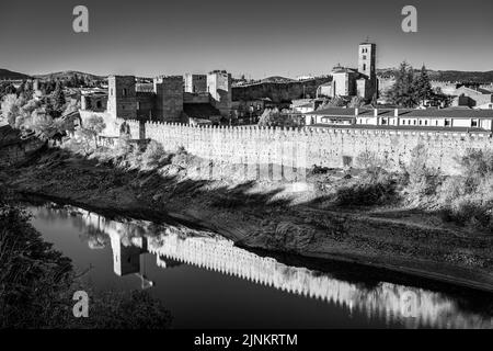 Panorama in Schwarz-Weiß der mittelalterlichen ummauerten Stadt Buitrago del Lozoya, Madrid. Stockfoto