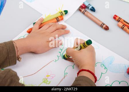 Kleinkind Zeichnung mit Buntstiften Stockfoto