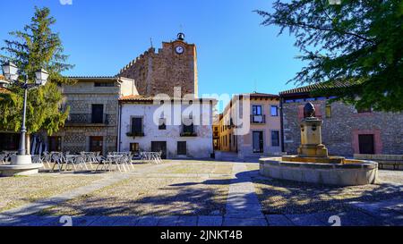 Hauptplatz mit Brunnen und Wandturm mit Uhr. Buitrago de Lozoya, Madrid. Stockfoto
