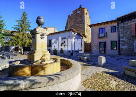 Plaza Mayor mit malerischen Häusern und einer mittelalterlichen Stadtmauer von Buitrago de Lozoya Madrid. Stockfoto