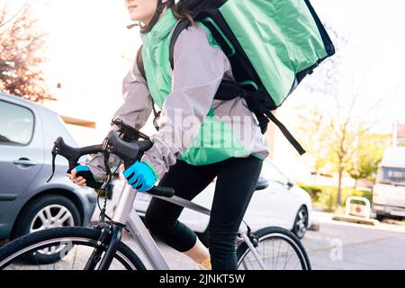 Fahrrad, Lieferung von Lebensmitteln, Lieferservice, Fahrradkurier, kurierdienst, Liefertasche, Thermotasche, essenslieferung, Fahrräder, Fahrrad, Bereitstellung, Stockfoto