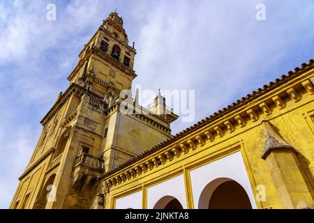 Glockenturm der Moschee von Cordoba in Spanien an sonnigen und bunten Tag. Stockfoto