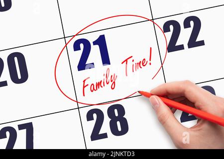 21. Tag des Monats. Handschriftlich Text FAMILIENZEIT und Kreisen des Kalenderdatums. Mehr Zeit Mit Der Familie. Kalenderseite mit einer Erinnerung an die Familie dat Stockfoto