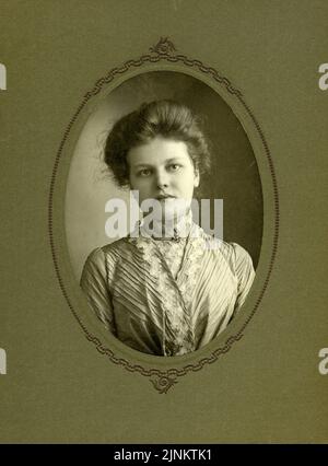 Formelles viktorianisches Schwarz-Weiß-Foto mit Nahaufnahmenportrait einer attraktiven jungen Frau, die die Kamera um 1880 ansah Stockfoto
