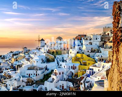 Sonnenuntergang hinter Windmühlen und klassischer griechischer Architektur, Blick auf Caldera Santorini, Oia, Griechenland, Europa Ägäis, Mittelmeer Stockfoto
