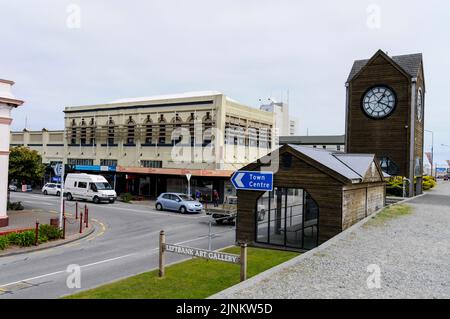 Die Stadt Greymouth ist an der Kreuzung von Tainui Street und Mawhra Quay in Greymouth an der Westküste von South Island in Neuseeland zu sehen Stockfoto