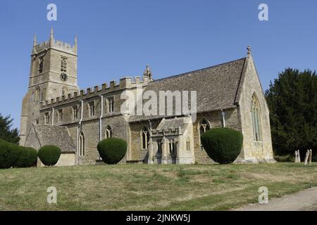 St Peter & St Paul Kirche Long Compton stammt aus dem 13.. Jahrhundert mit seinem ungewöhnlichen Lynch Gate, das unter einem alten reetgedeckten Häuschen verläuft, war umfangreich Stockfoto