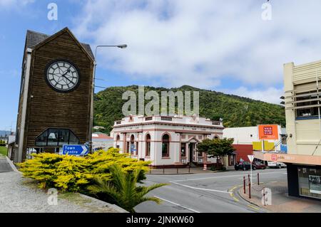 Die Stadt Greymouth ist an der Kreuzung von Tainui Street und Mawhra Quay in Greymouth an der Westküste von South Island in Neuseeland zu sehen Stockfoto