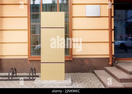 Modell, großes Schild vor dem Hotel, um den Eingang anzuzeigen, Parkplatz Stockfoto