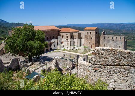 Mistra, Griechenland, 20. Juli 2022. Die Stadt Mistra oder Mystrás ist eine alte Stadt auf dem Peloponnes, die jetzt in Ruinen ist Stockfoto