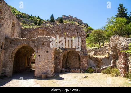 Mistra, Griechenland, 20. Juli 2022. Die Stadt Mistra oder Mystrás ist eine alte Stadt auf dem Peloponnes, die jetzt in Ruinen ist Stockfoto