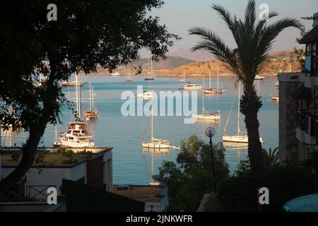 Blick von den Straßen der Meereslandschaft mit Yachten im Hafen von Bodrum, Blick mit Segelbooten am Morgen - Bodrum, Mugla, Türkei Stockfoto