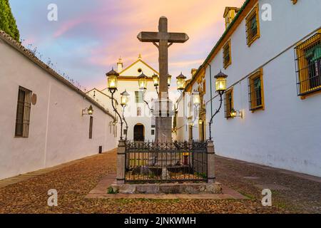 Christus der Kapuziner mit beleuchteten Laternen bei Sonnenuntergang in der Stadt Cordoba, Spanien. Stockfoto