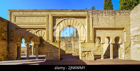 Ruinen des mittelalterlichen arabischen Palastes mit Säulen und gewölbten Türen. Cordoba Medina Azahara. Stockfoto