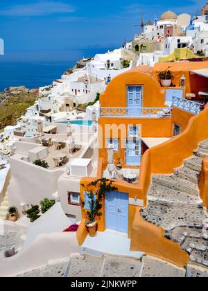 Klassische Architektur mit Blick auf die Caldera, Häuser auf dem Hügel rund um den Caldera Krater mit Blick auf das Augische Meer, Santorini, Oia, Griechenland, Europa Stockfoto