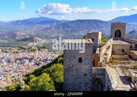 Luftaufnahme der Stadt Jaen am Fuße der Burg auf dem Berg. Andalusien Spanien. Stockfoto