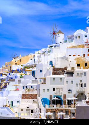 Windmühlen und klassische griechische Architektur, Blick auf die Caldera Santorini, Oia, Griechenland, Europa Ägäis, Mittelmeer Stockfoto