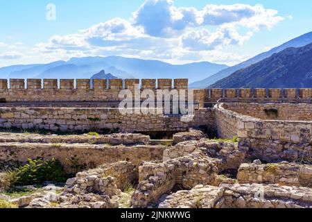 Mauer des Schlosses von Santa Catalina in Jaen, neben den hohen Bergen um. spanien. Stockfoto