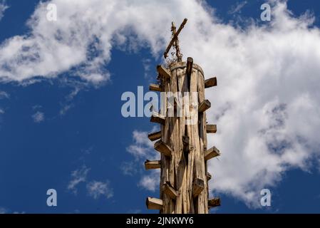 Tannenstamm (Haro) auf dem Haro-Platz in Les, der jeden 23. Juni in der Nacht brennt (Aran-Tal, Lleida, Katalonien, Spanien, Pyrenäen) Stockfoto