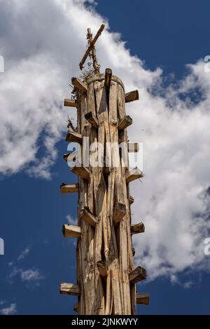 Tannenstamm (Haro) auf dem Haro-Platz in Les, der jeden 23. Juni in der Nacht brennt (Aran-Tal, Lleida, Katalonien, Spanien, Pyrenäen) Stockfoto