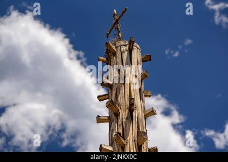 Tannenstamm (Haro) auf dem Haro-Platz in Les, der jeden 23. Juni in der Nacht brennt (Aran-Tal, Lleida, Katalonien, Spanien, Pyrenäen) Stockfoto