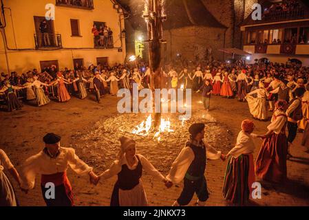 Verbrennung des Haros in Les während des Sant Joan Nachtfestivals, eine aranische Tradition für die Sommersonnenwende (Aran-Tal, Lleida, Katalonien, Spanien) Stockfoto