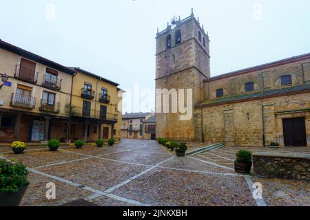 Hauptplatz der mittelalterlichen Stadt mit Kirche und alten Steinhäusern. Riaza Segovia. Stockfoto