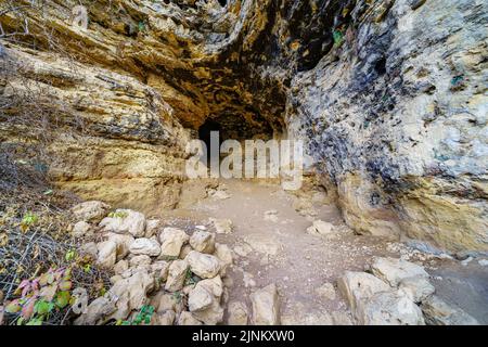 Höhleneingang in den Felsen des Berges. Segovia Spanien. Stockfoto