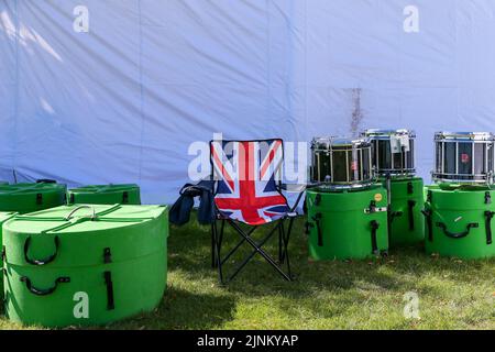 Glasgow, Großbritannien. 12. August 2022. Die World Pipe Band Championship wurde nach der Aussetzung im Jahr 2019 aufgrund von Covid-Beschränkungen wieder aufgenommen, und in diesem Jahr nehmen 150 Pfeifenbänder aus der ganzen Welt Teil. Der Wettbewerb findet über 2 Tage statt, und am zweiten Tag (Samstag) wird aufgrund des warmen und sonnigen Wetters erwartet, dass er Rekordmengen anzieht. Kredit: Findlay/Alamy Live Nachrichten Stockfoto