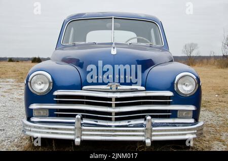 Eine wunderschöne blaue 1949 Plymouth Limousine sitzt in einem verlassenen Feld in Kansas, immer noch in guter Verfassung! Stockfoto