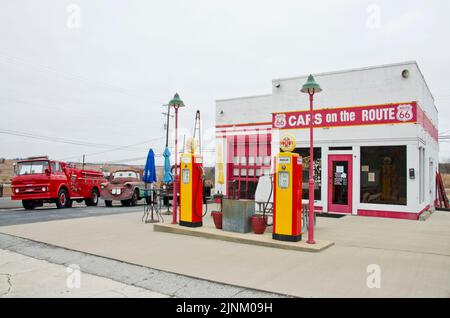 Diese kleine Tankstelle wurde zum Geschäft und Feinkostladen und ist über alles, was von der Route 66 in Kansas existiert. Das Hotel liegt in Galena, Kansas, und wurde modernisiert Stockfoto